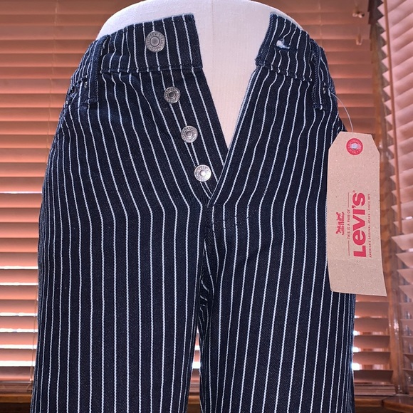 Levi’s Wedgie Straight Jeans - Picture 3 of 13